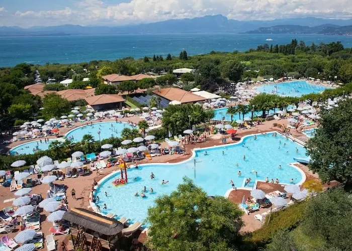 Camping Piani di Clodia ligt direct aan het gardameer.