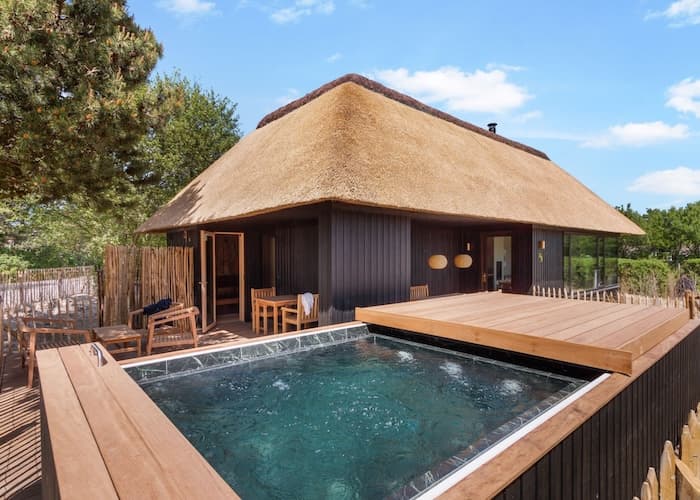 Hvidbjerg Strand | Luxe campings in Europa | Chiccamping.nl Prive jacuzzi op camping Hvidbjerg