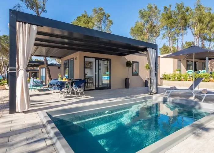 Luxe vakantiehuis met privézwembad op 5-sterren camping Aminess Avalona op het eiland Pag.