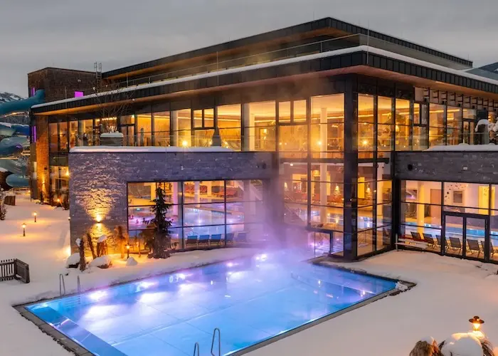 Het indrukwekkende binnenzwembad en 50-meterbad op 5-sterren Sportcamp Woferlgut.