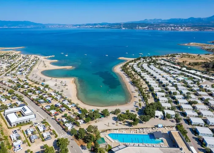 Camping Omišalj ligt direct aan het strand
