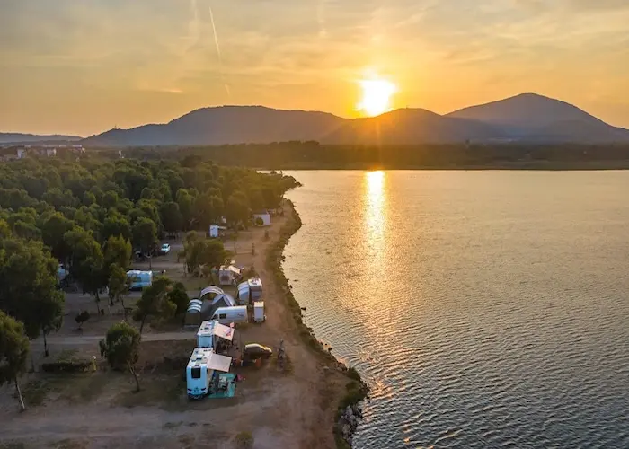 Kampeerplaats aan het strand bij Camping Laguna Blu